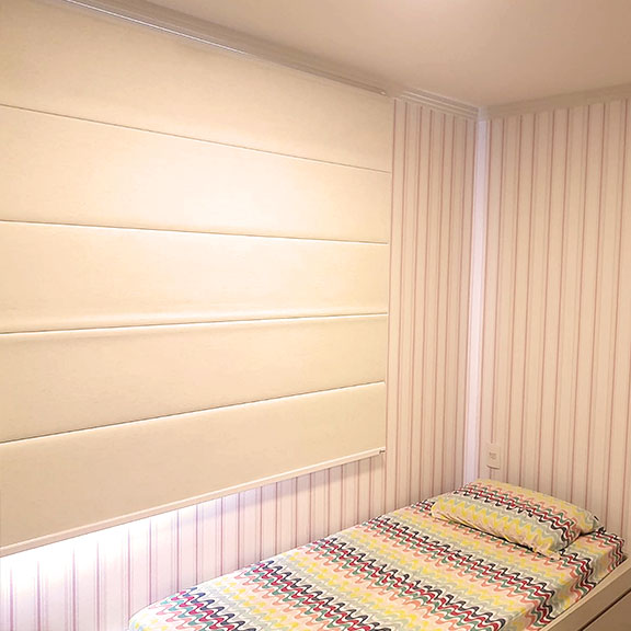 Cortina Romana no quarto do filho