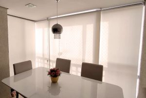 Cortina Rolo Tela Solar na sala de jantar