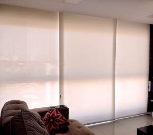 Cortina Rolo Tela Solar na sala de estar